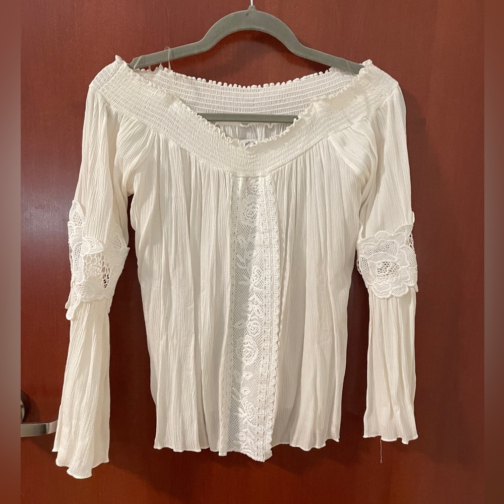 Off the shoulder lace detail long sleeve